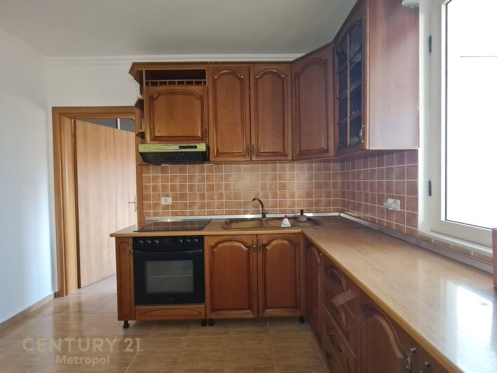 OFROJ PER QIRA APARTAMENT 2+1 PRANE RRUGES BARRIKADAVE! – Tiranë