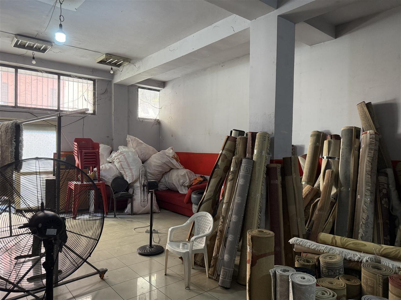 MAGAZINE ME QERA 90 M2 PALLATI ME SHIGJETA 2.000 EURO – Tiranë