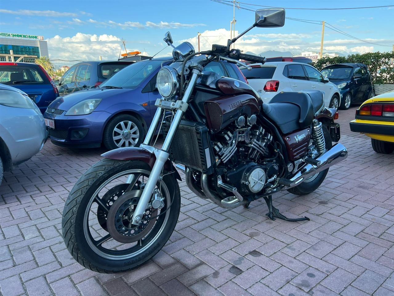 YAMAHA Vmax – Tiranë