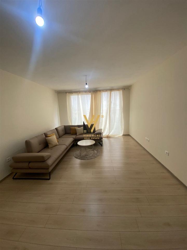 JEPET ZYRE 105 M2 ME QERA TE RRUGA E DIBRES 600 EURO – Tiranë - 1