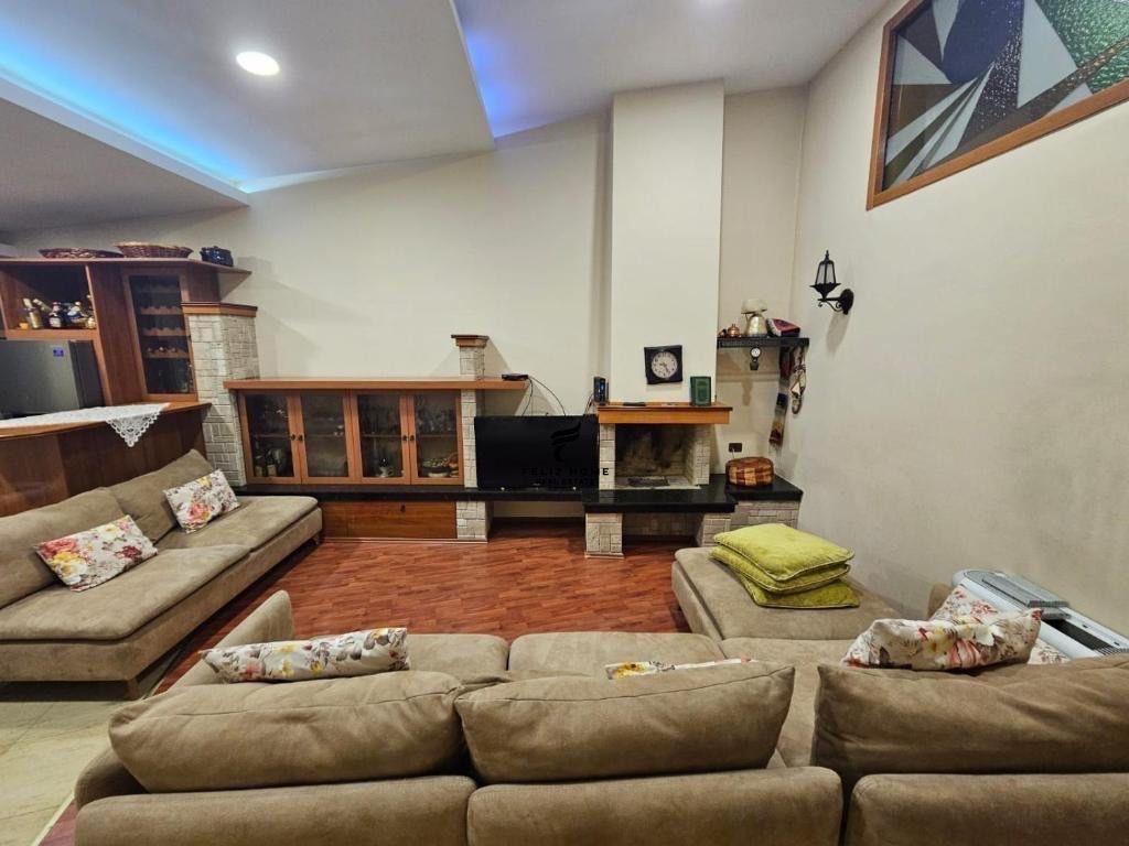 DUBLEX ME QERA 2+1+2 SELVIA 900 EURO – Tiranë