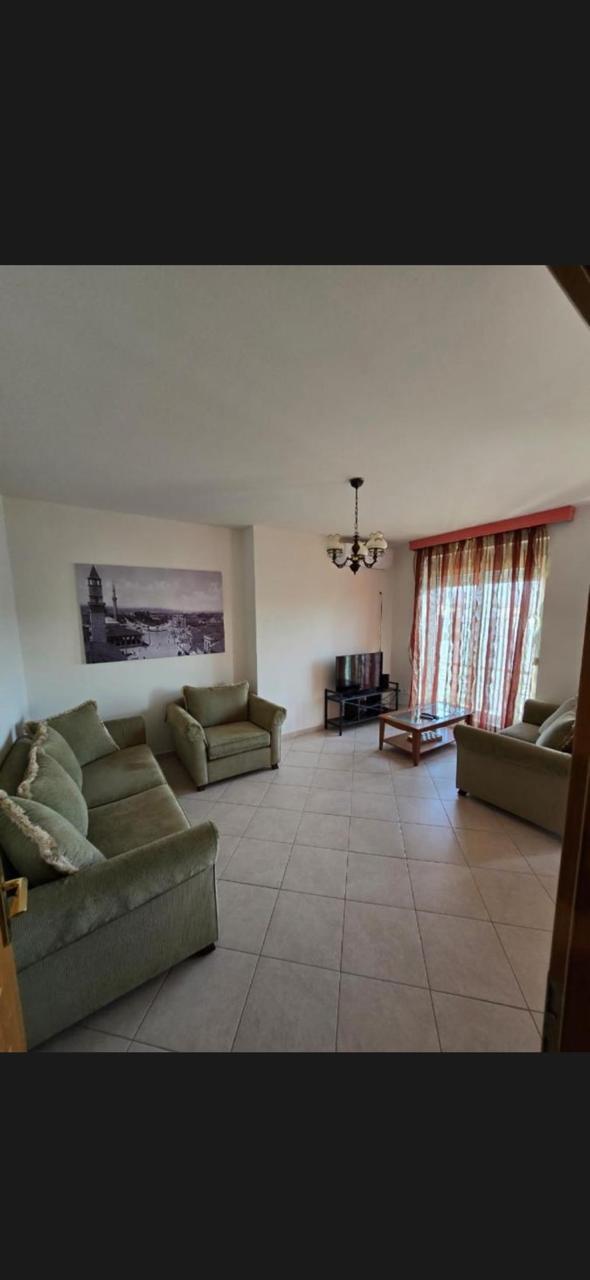 APARTAMENT ME QERA 2+1+2 RRUGA E KAVAJES 750 EURO – Tiranë