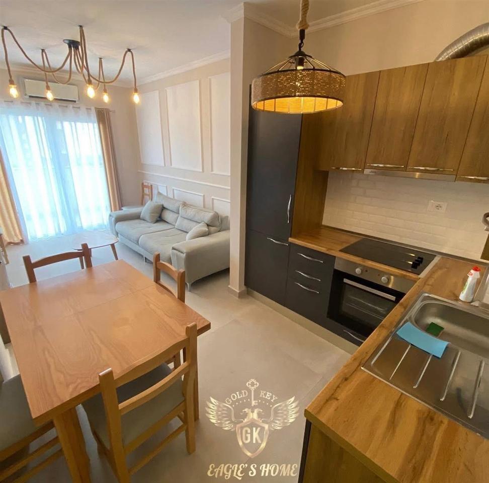 Qera Apartament Sistemin 2+1+2 me ballkon te madh 📍Hotel V – Durrës