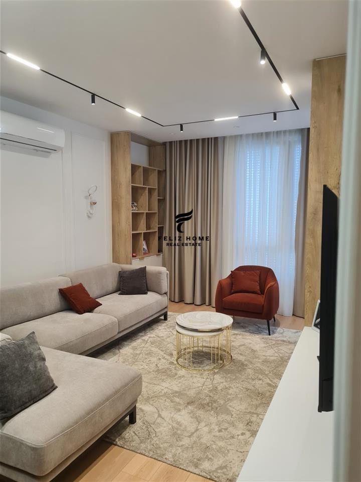 APARTAMENT ME QERA,21 DHJETORI,1000 EURO. – Tiranë