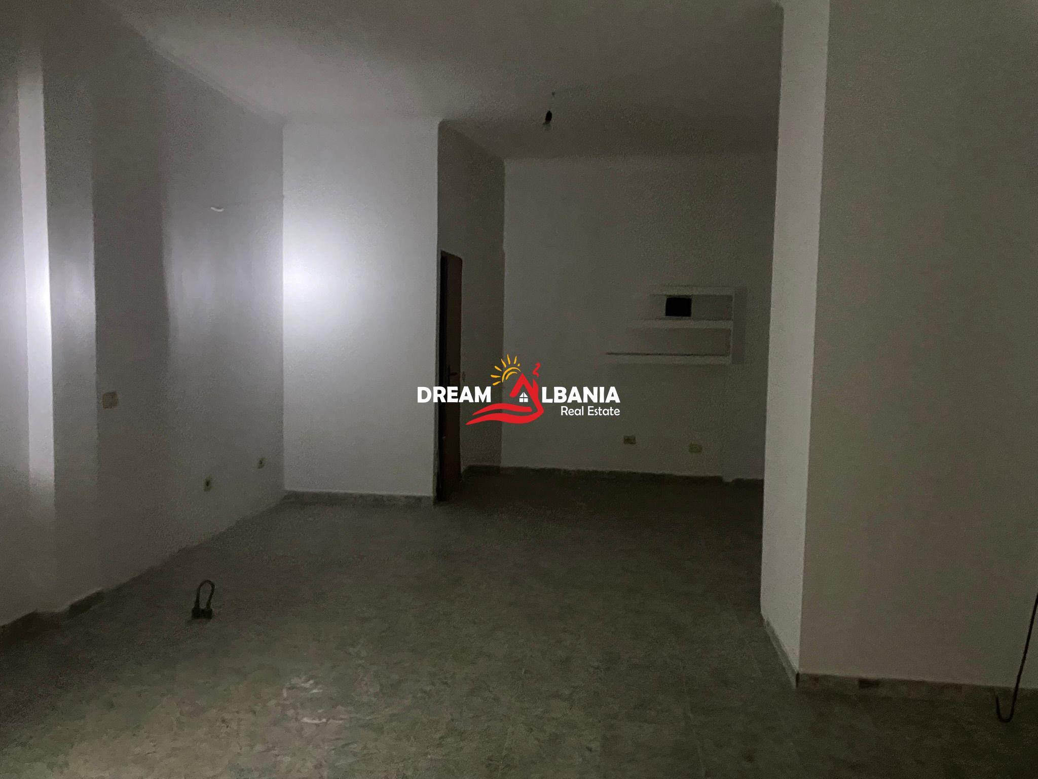 Dyqan/Zyre/Garsoniere per shitje ne zonen e Laprakes – Tiranë