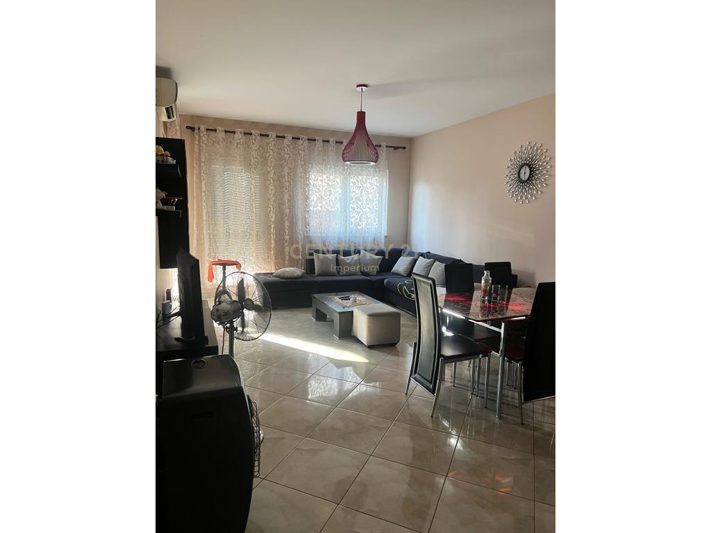SHITET APARTAMENT 2+1+2 ME BALLKON – ZONA E OXHAKUT, PRANË B – Tiranë