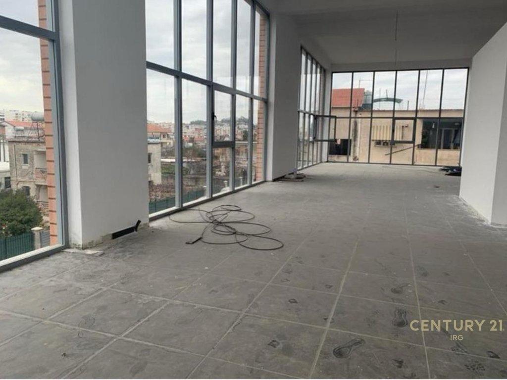 Shitet ambient komercial buze rruges kryesore Misto Mame. – Tiranë - 1
