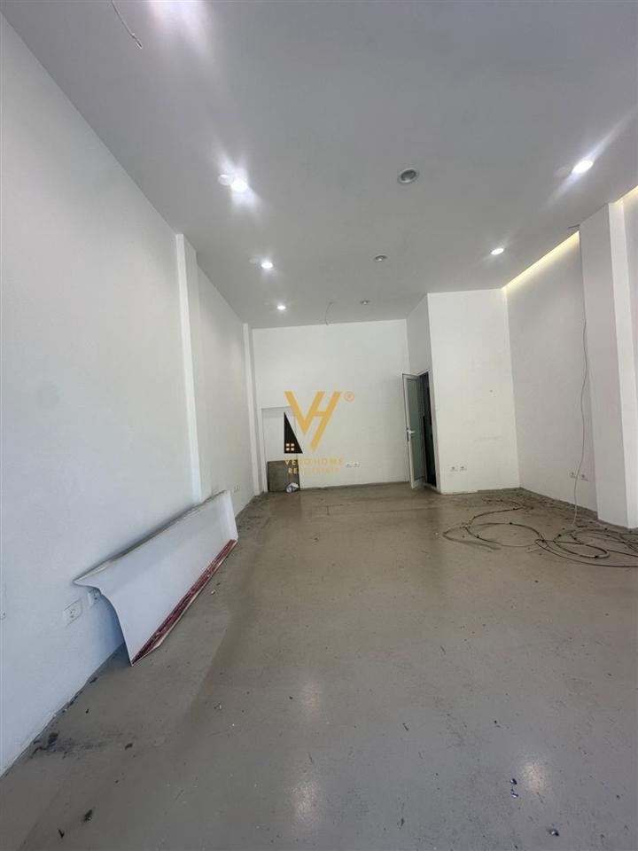 JEPET AMBIENT BIZNESI 38 M2 ME QIRA TE RR.BARRIKADAVE 1.500E – Tiranë