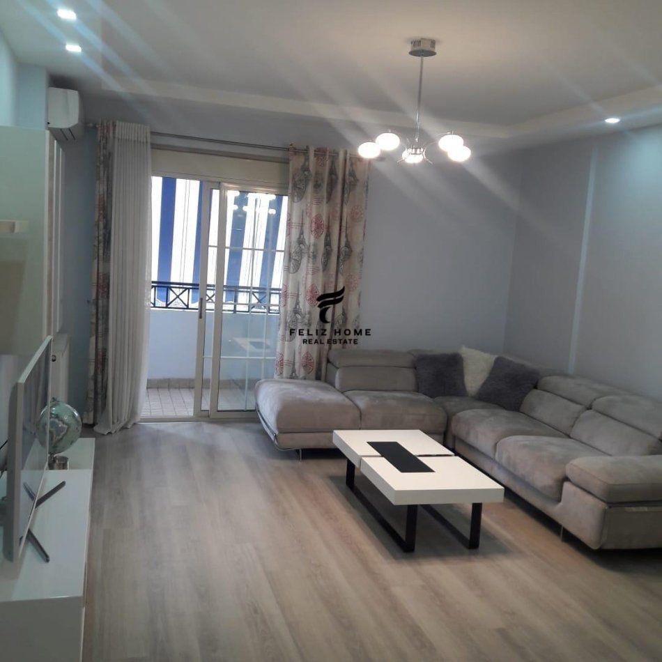 APARTAMENT ME QERA 2+1+2 QENDER 1000 EURO – Tiranë