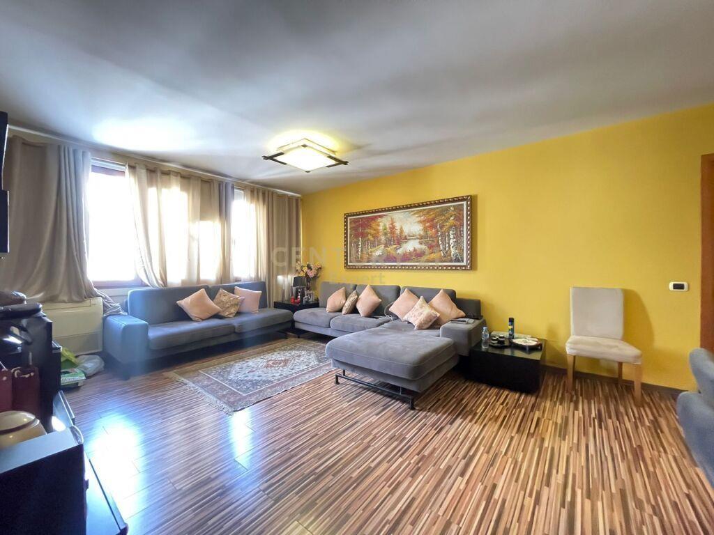 SHESIM APARTAMENT 2+1+2 ME GARAZHD NE RRUGEN E DIBRES PERBAL – Tiranë - 1