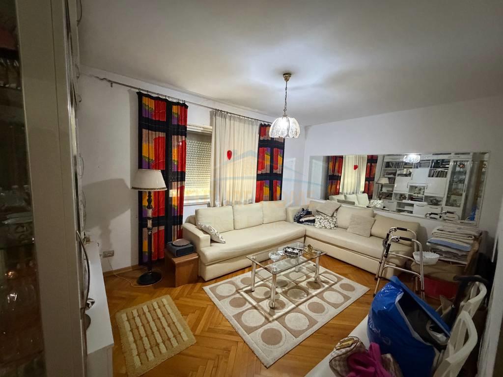 0693769552,Shitet prane Pazarit te Ri, apartament 2+1 – Tiranë