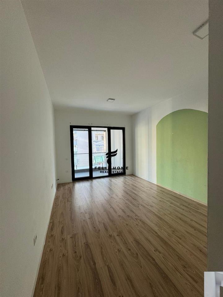 ZYRE ME QERA 98 M2 BLLOKU 2000 EURO – Tiranë