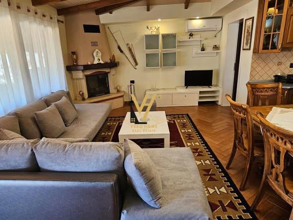JEPET APARTAMENT 3+1 ME QERA TE VILAT GJERMANE 80.000 LEKE – Tiranë