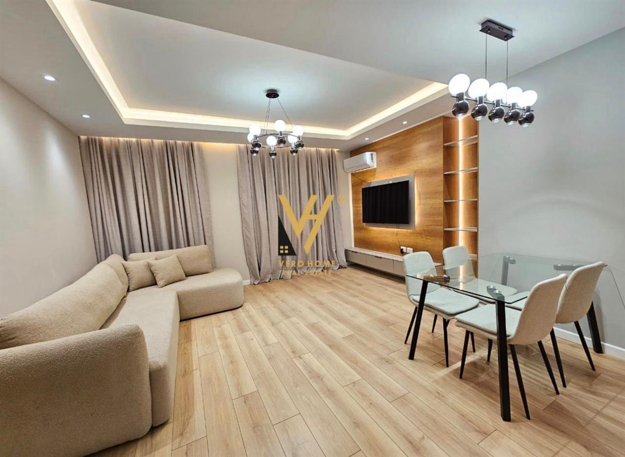 JEPET APARTAMENT 2+1+2+ VERANDE ME QIRA NE BLLOK 1.300 EURO – Tiranë