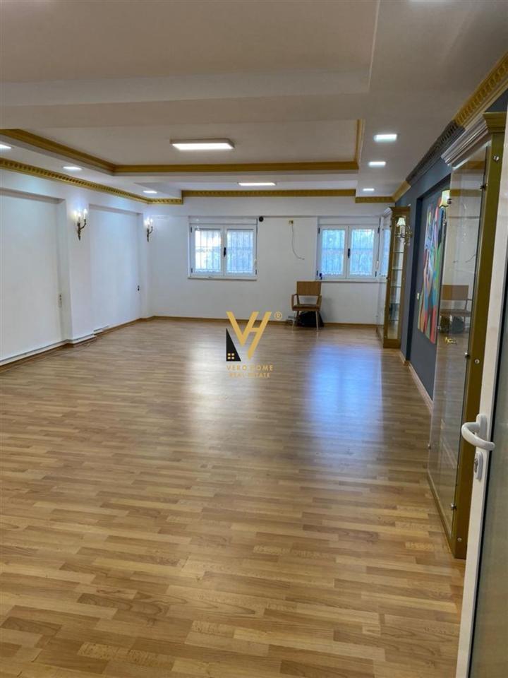 JEPET AMBIENT DUPLEX 122 M2 ME QIRA PRANË MUZEUT 1.500 EURO – Tiranë