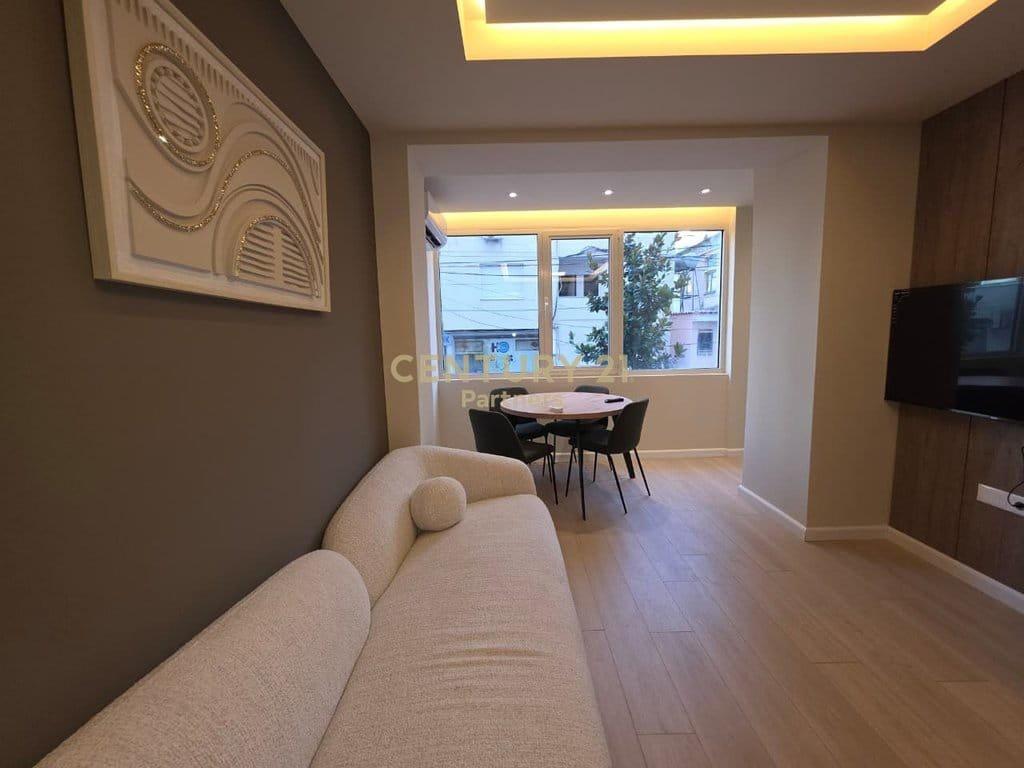 Apartament 1+1 Me Qira në Sheshi Willson – Tiranë