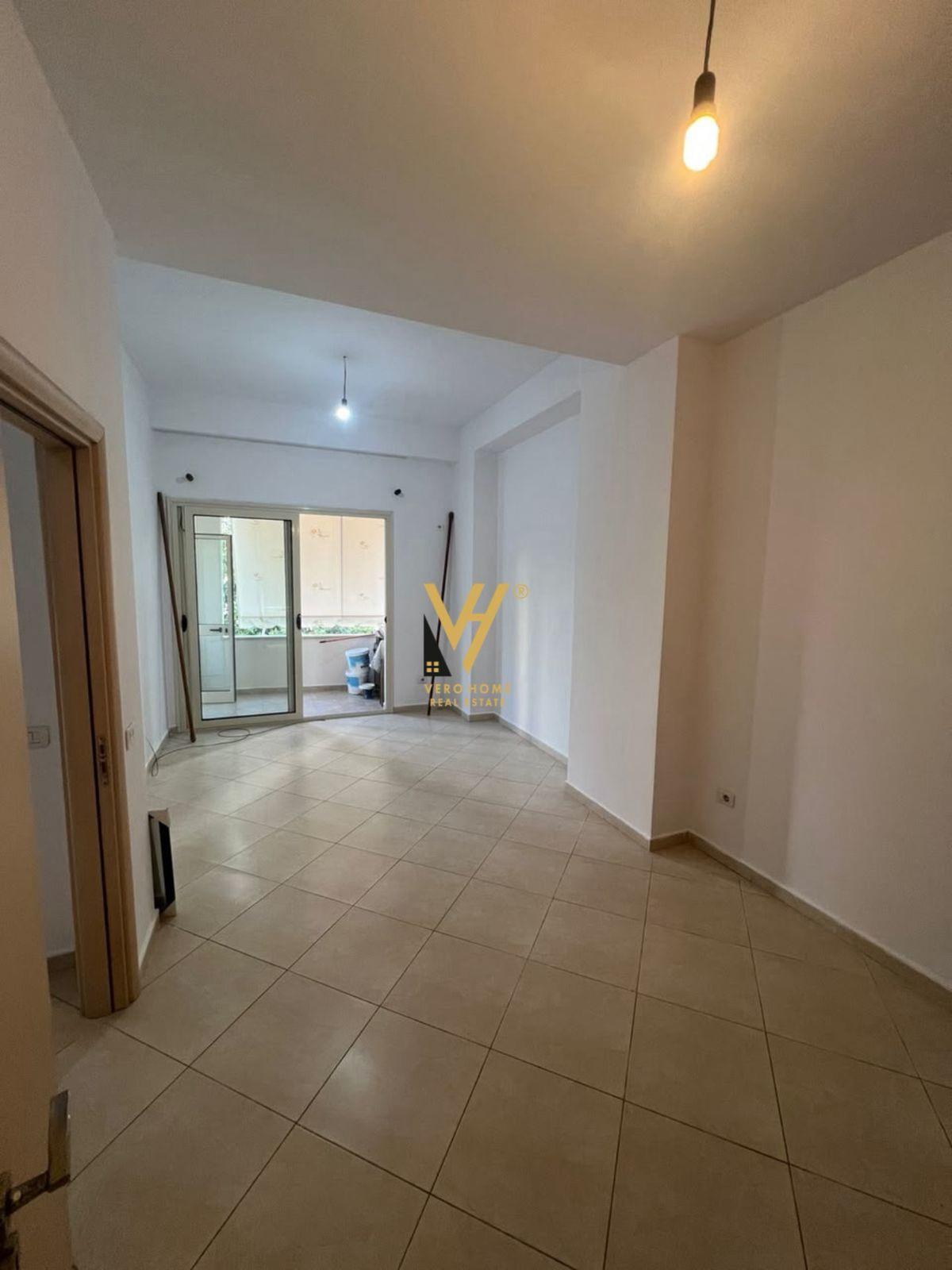 JEPET ZYRE 70 M2 ME QERA TEK UNAZA E RE 40.000 LEKE – Tiranë