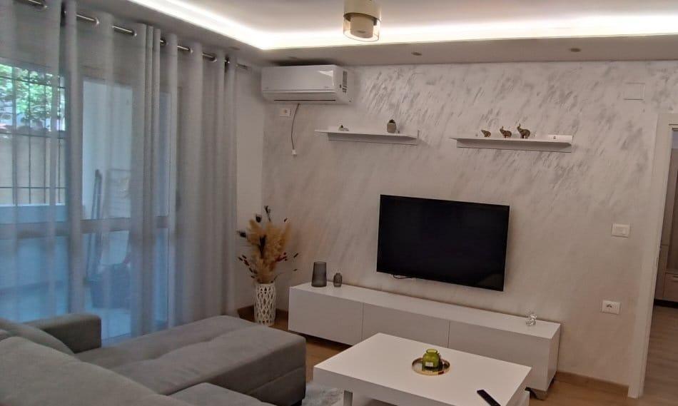 APARTAMENT ME QERA 2+1 QENDER 800 EURO – Tiranë