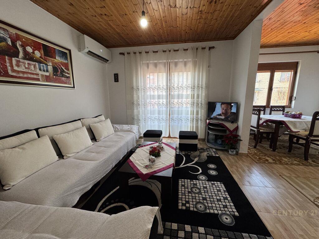 Jepet me Qira Apartament 2+1+2 ne Kombinat ! – Tiranë - 1