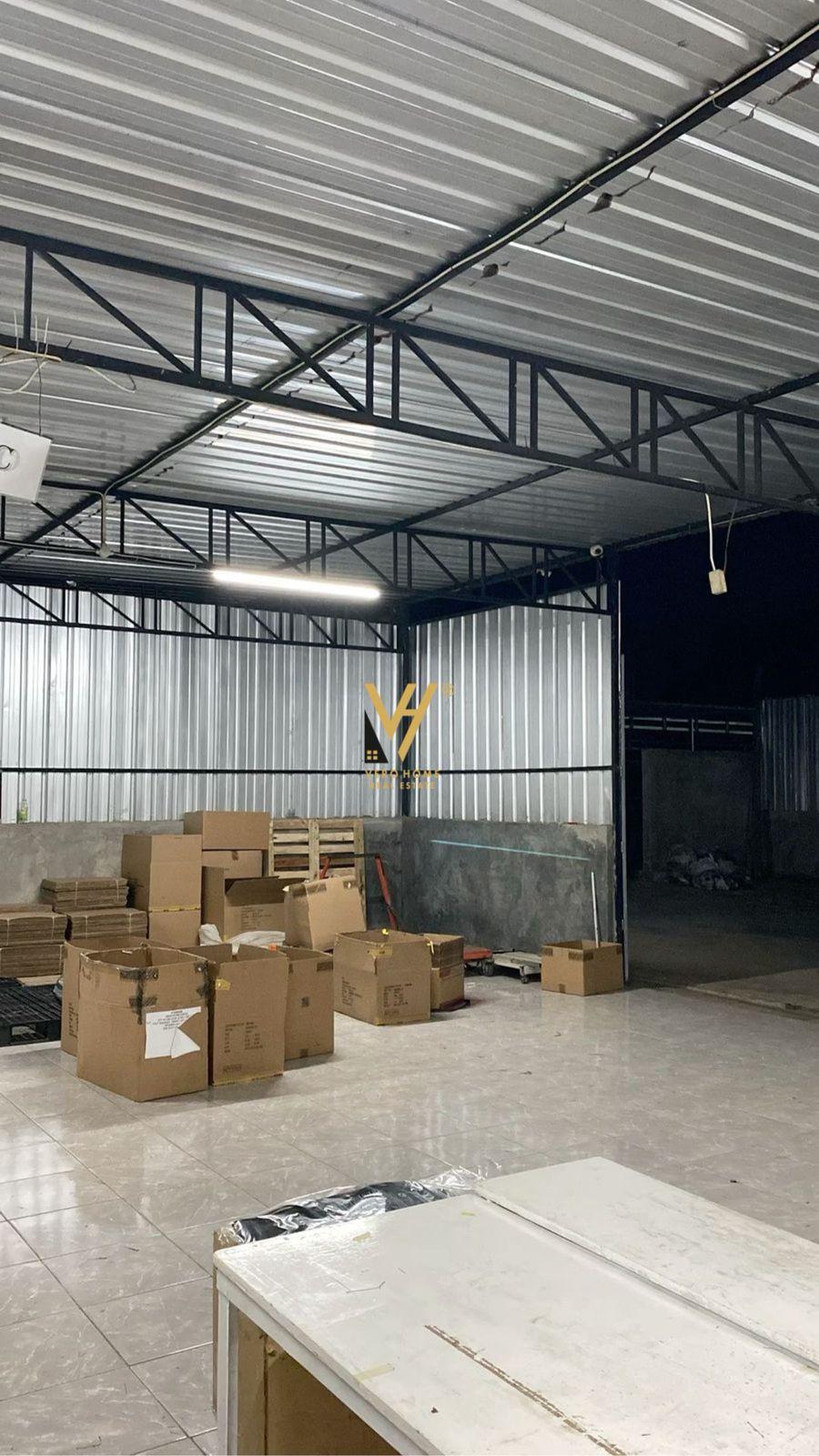 JEPET MAGAZINE 230 M2 ME QERA TE KODRA E DIELLIT 100.000 LEK – Tiranë
