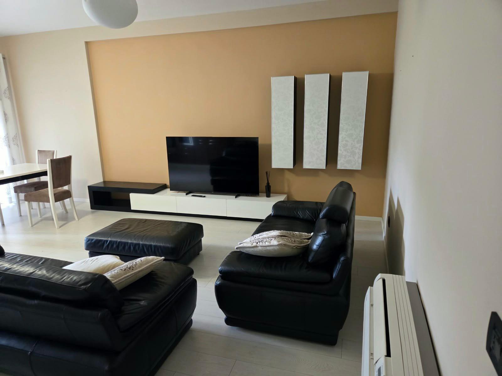 APARTAMENT ME QERA 2+1+2 RRUGA E KOSOVAREVE 100.000 LEKE FH- – Tiranë