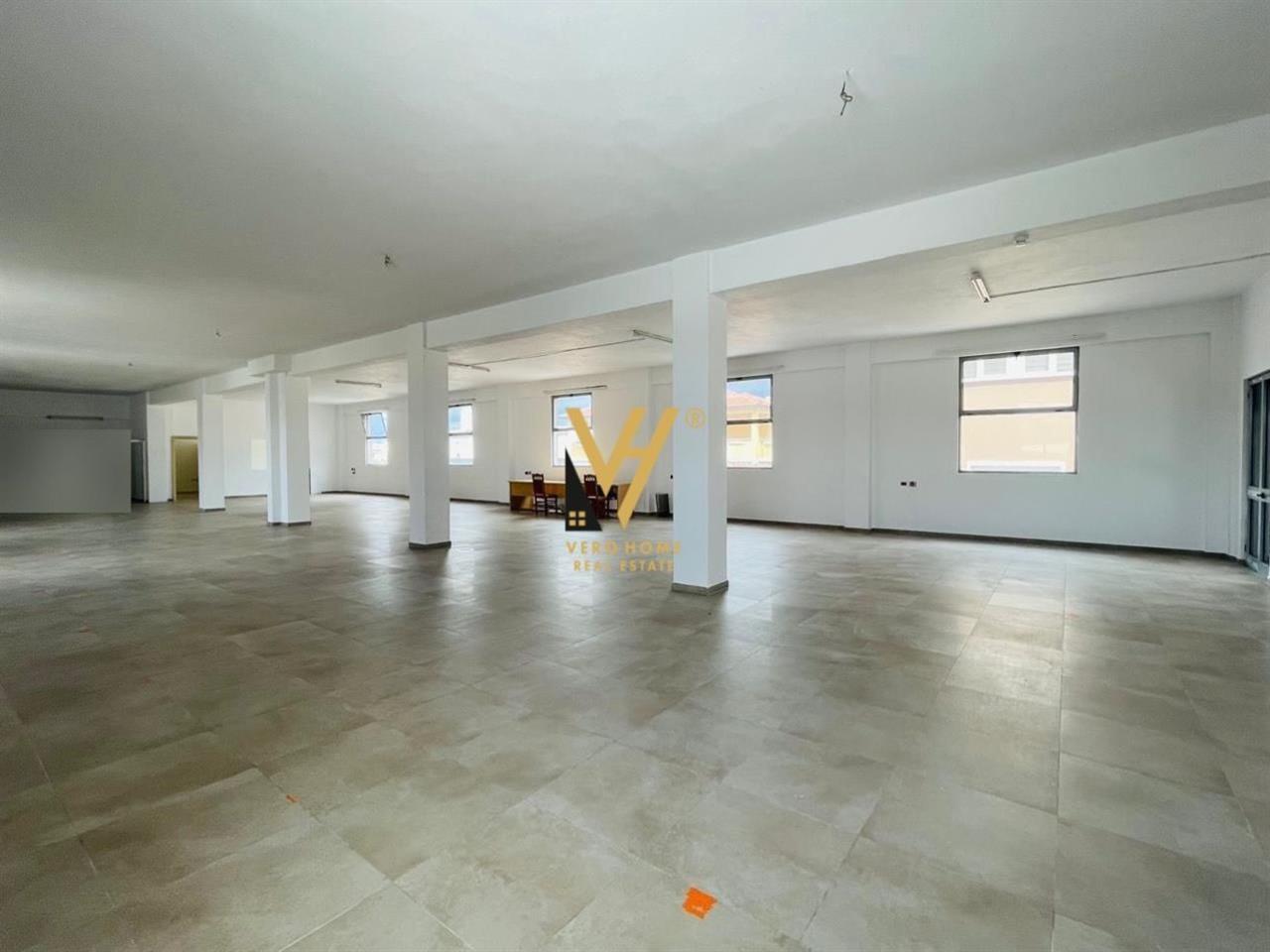 JEPET MAGAZINE 430 M2 ME QERA TE SAUKU I RI 1.300 EURO – Tiranë - 1