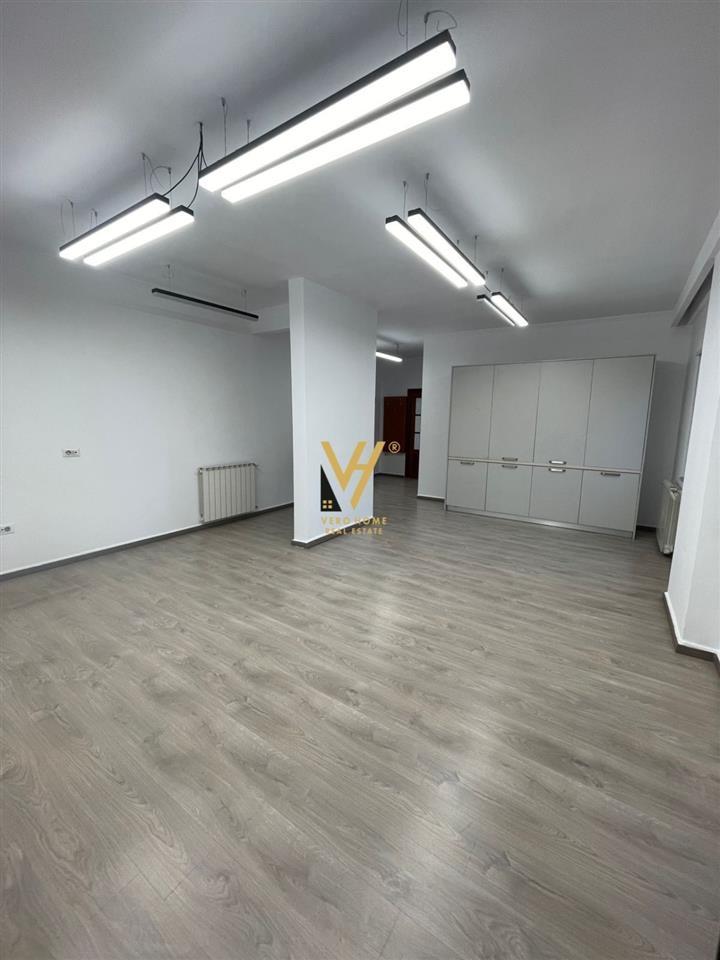 JEPET ZYRE 98 M2 ME QERA TE RRUGA E BARRIKADAVE 1.000 EURO – Tiranë - 1