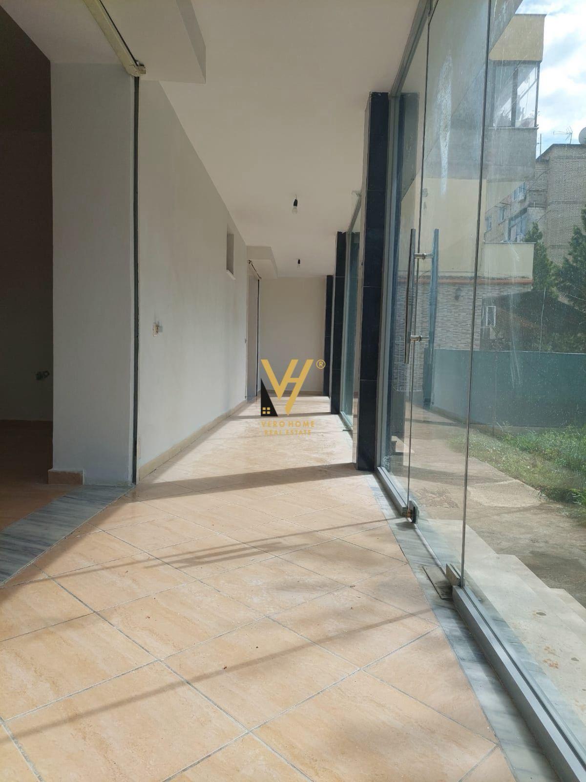 JEPET DYQAN 58 M2 ME QERA NE LAPRAKE 60.000 LEKE – Tiranë