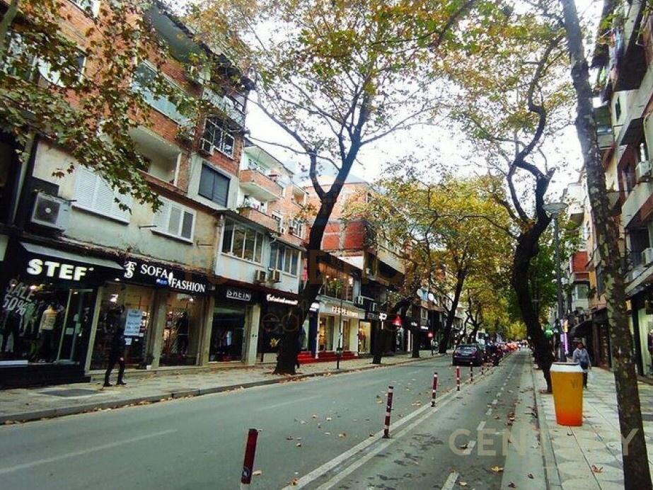 Dispoojmë për shitje Apartament 4+1+2, në Rrugën Myslym Shyr – Tiranë