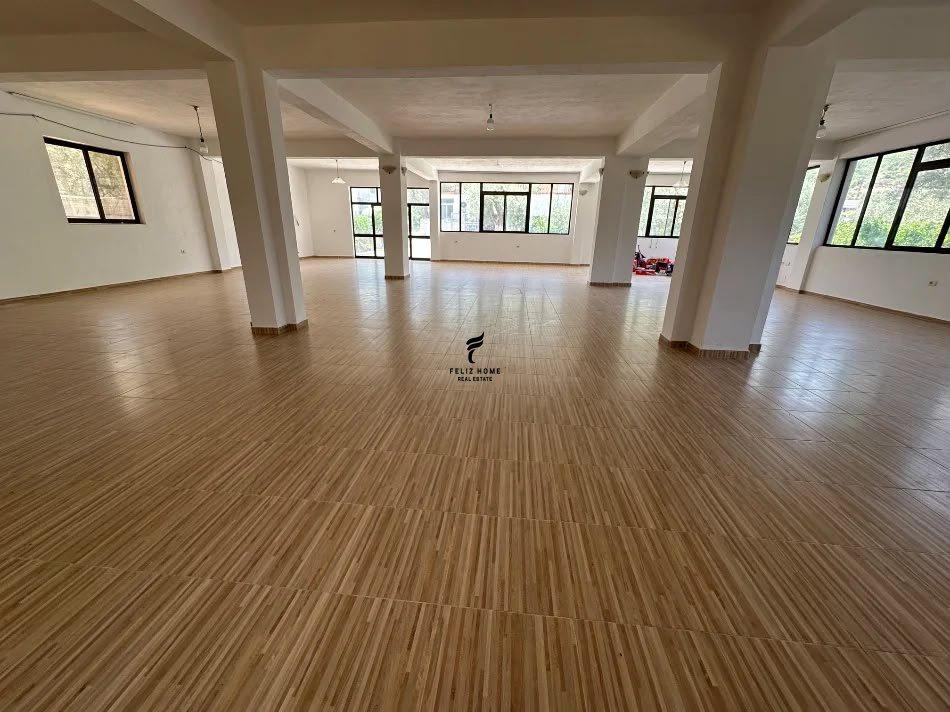MAGAZINE ME QERA 220 M2 TEG 1.000 EURO FH-84547 – Tiranë - 1