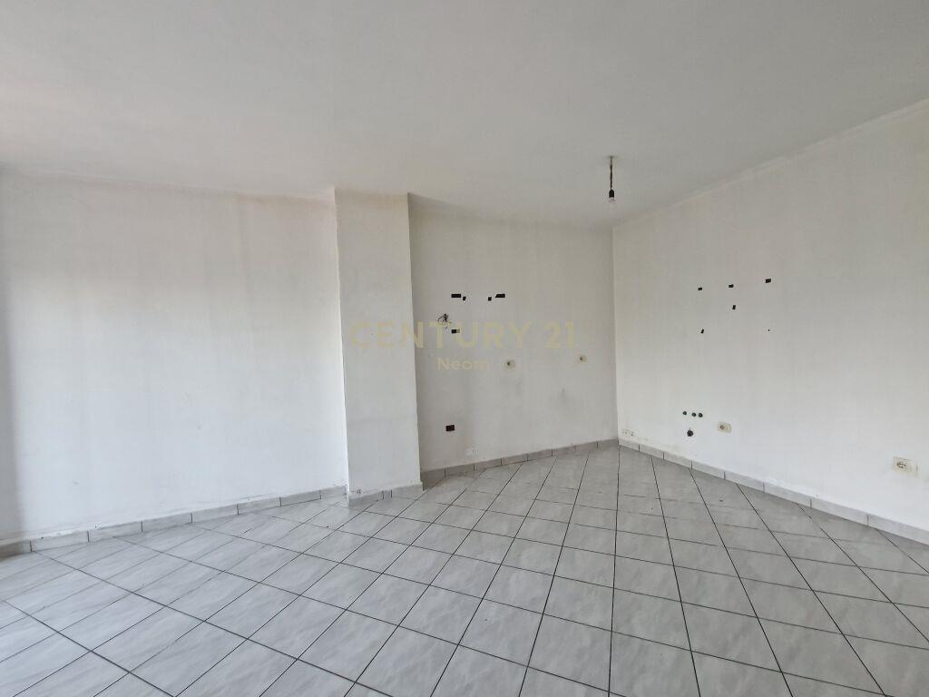 ZYRE 3+1+2 ME QERA TE LIQENI I THATE – Tiranë