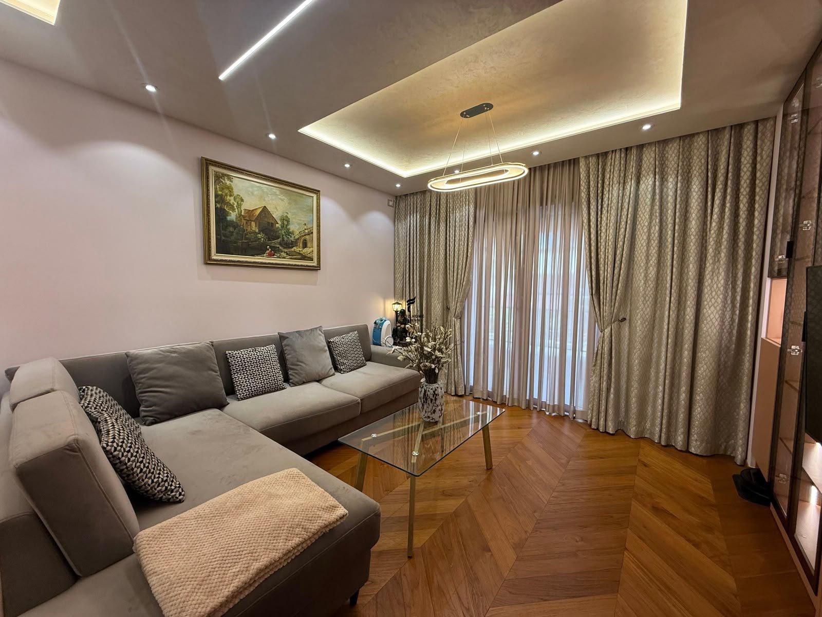 SHITET APARTAMENT 1+1 PAZARI I RI 300.000 EURO FH-94446 – Tiranë