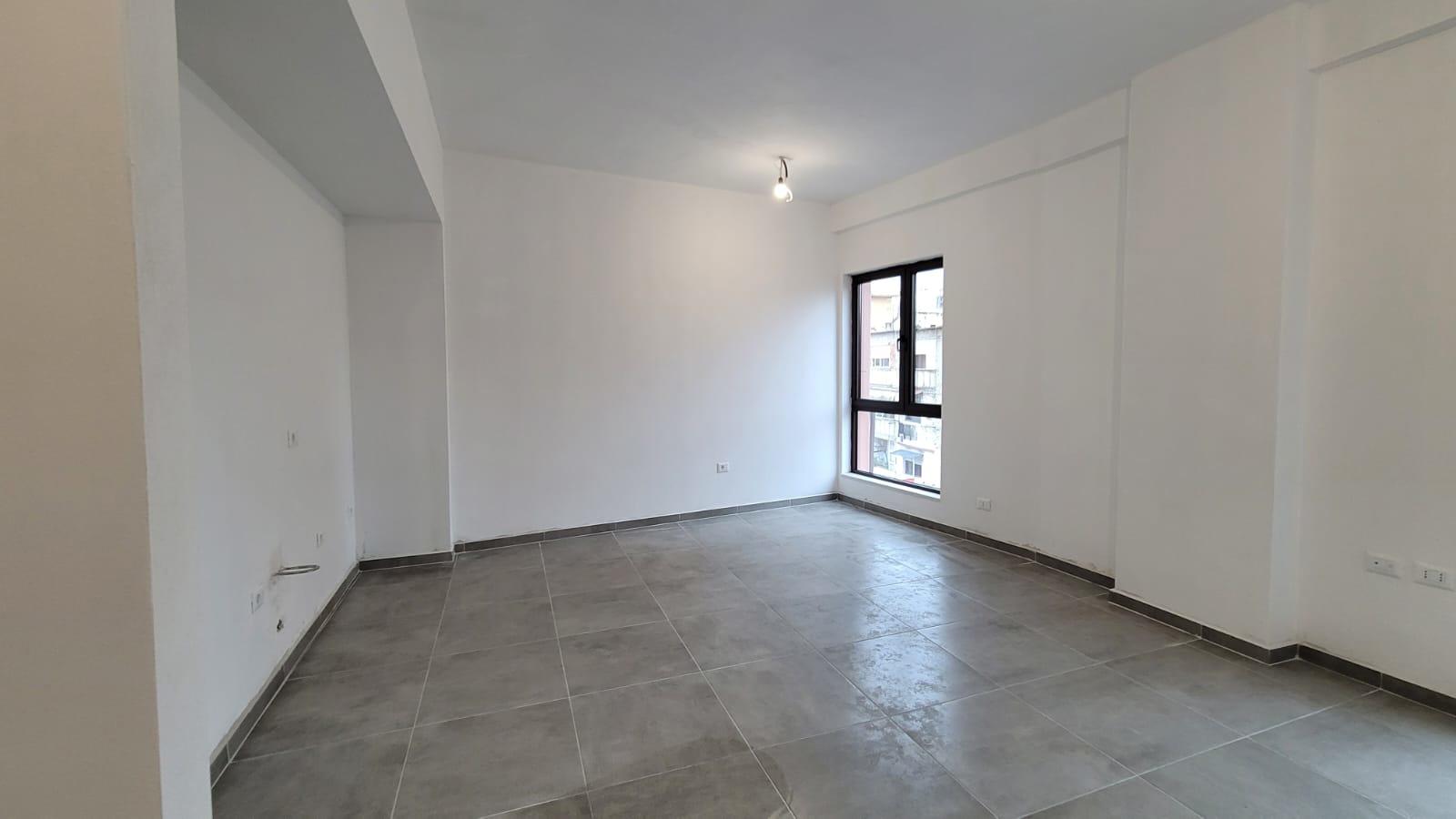 ZYRE ME QIRA 56 M2 21 DHJETORI 65.000 LEKE – Tiranë