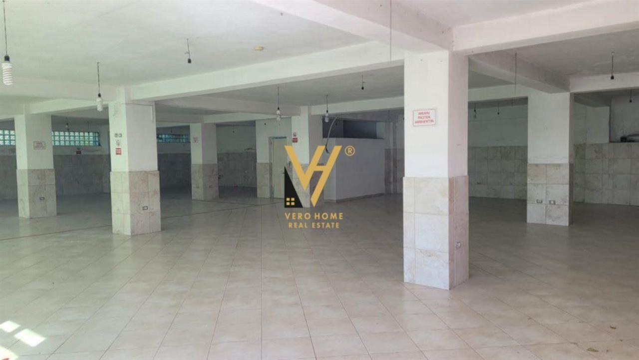 JEPET AMBIENT KOMERCIAL 400M2 ME QERA TE KODRA E PRIFTIT 1.6 – Tiranë - 1