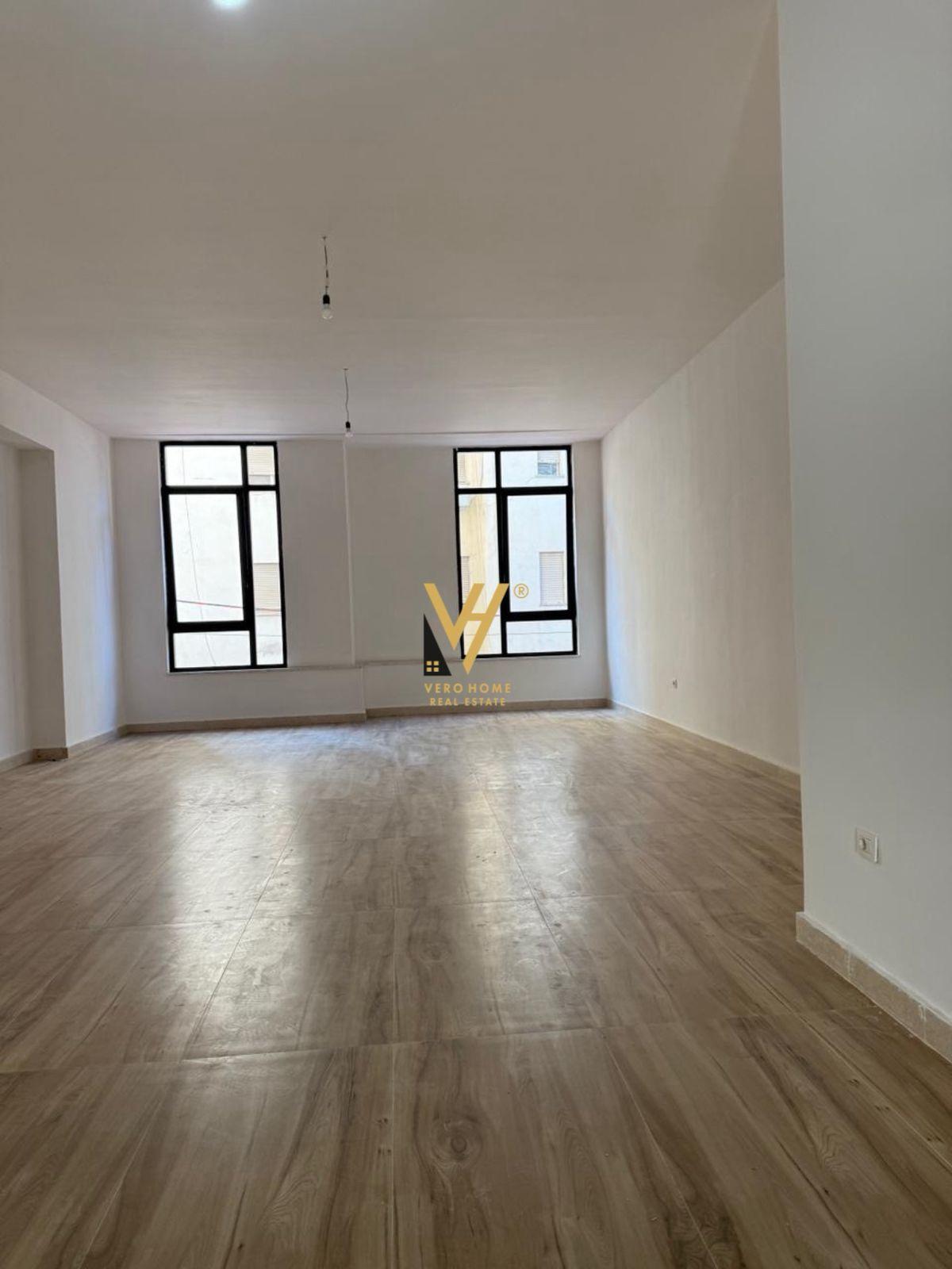 JEPET ZYRE 154 M2 ME QERA TE DONIKA CENTER 2.600 EURO – Tiranë