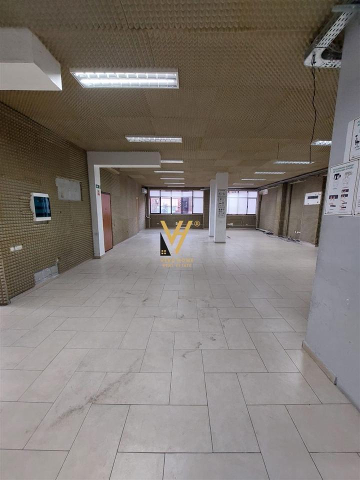 JEPET ZYRE 350 M2 ME QERA TE RRUGA PJETER BUDI 3.000 EURO – Tiranë