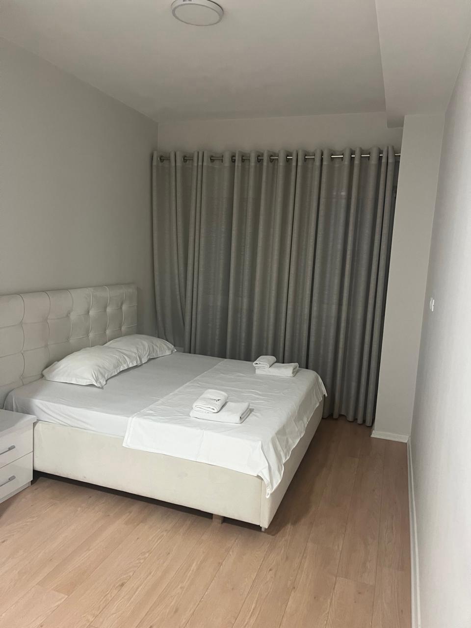 SHITET APARTAMENT 2+1+2 21 DHJETORI 240.000 EURO – Tiranë