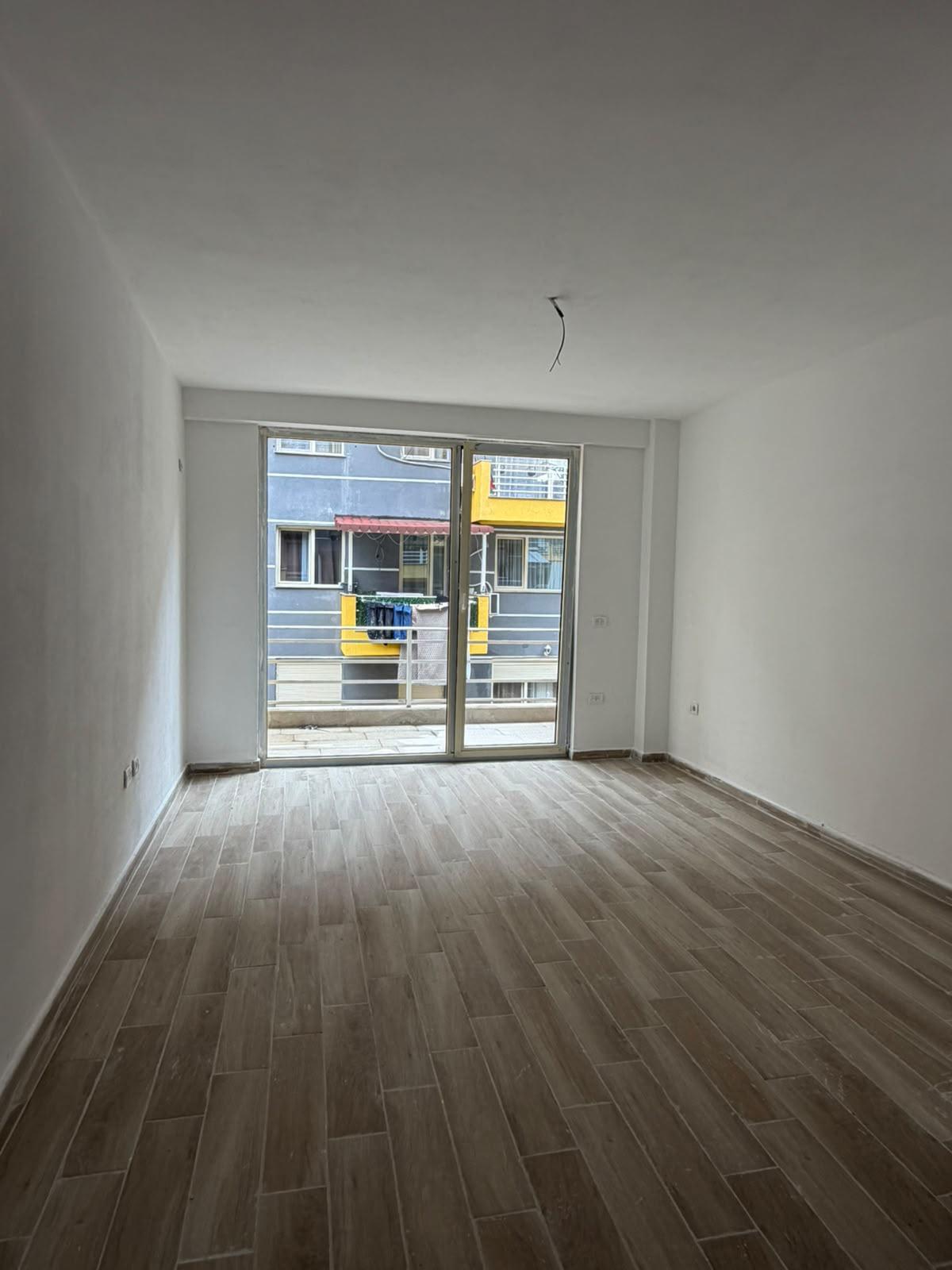 104 milion leke apartament 1+1 dhe post parkimi ne shkoze – Tiranë