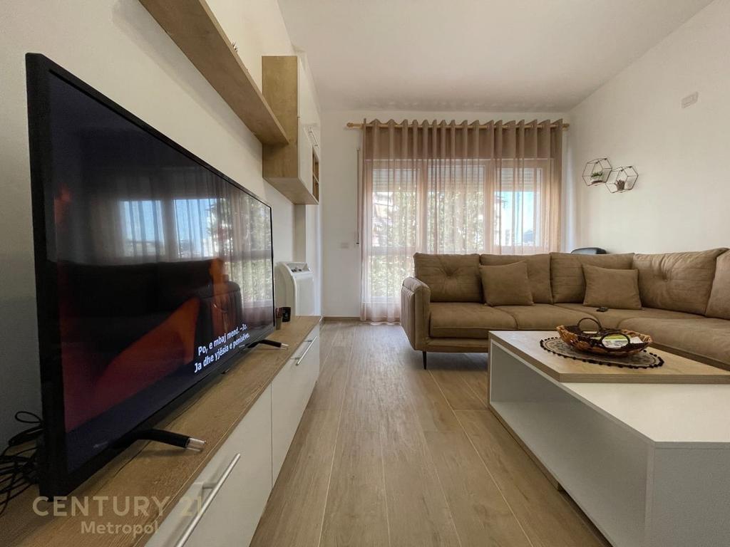 SHITET BIZNES BNB, RRUGA E BARRIKADAVE! – Tiranë - 1