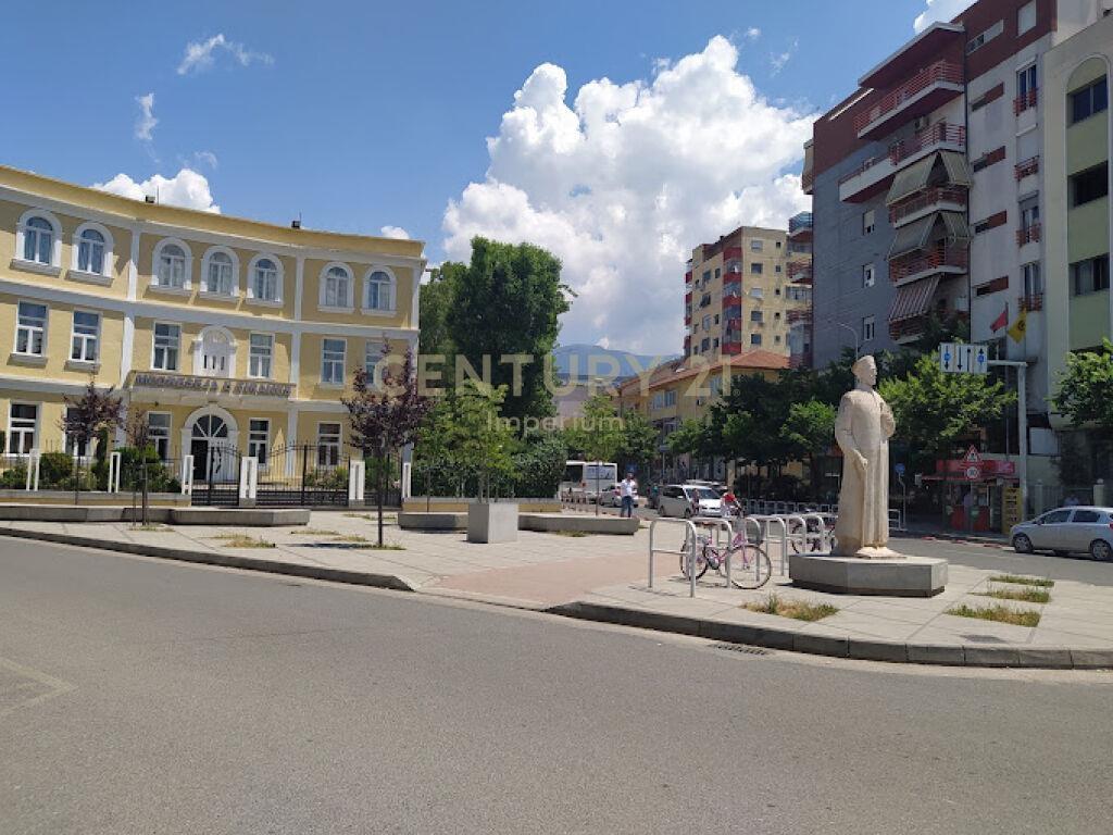 DYQAN PER SHITJE TEK MEDRESEJA – Tiranë