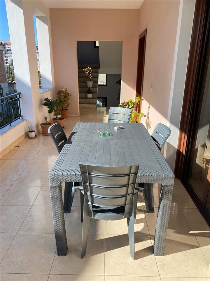 VILE ME QERA 369 M2 LAPRAKE 900 EURO – Tiranë