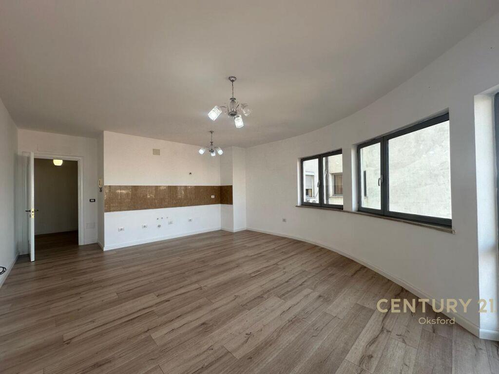 SHESIM APARTAMENT 1+1 PRANE QENRES TREGTARE "RING CENTER – Tiranë - 1