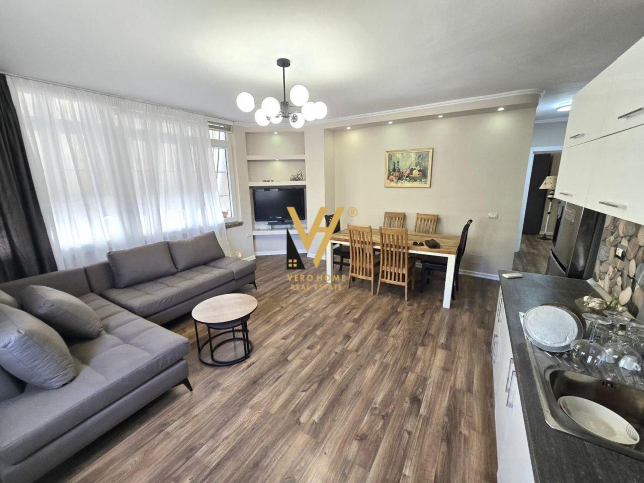JEPET APARTAMENT 2+1 ME QERA TE 21 DHJETORI 800 EURO – Tiranë