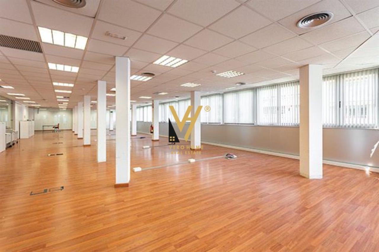 JEPET ZYRË 300 M2 ME QERA TE ISH TREGU ELEKTRIK 1.600 EURO – Tiranë - 1
