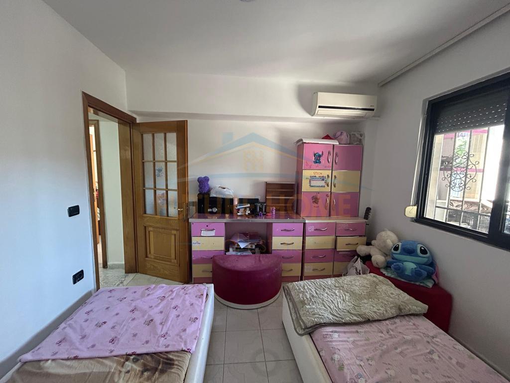0696044423Shitet, Apartament 2+1+Oborr, Stadiumi, Durres – Tiranë