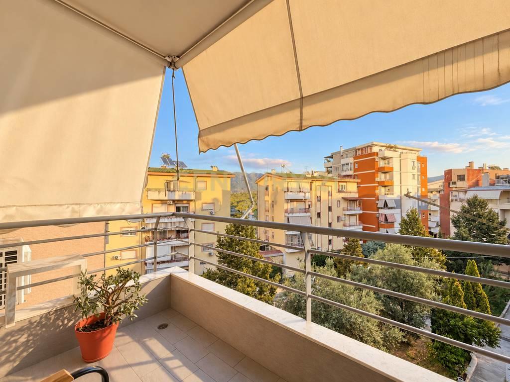 Duplex 2+1+2 me oxhak në kompleksin Ferrari, Liqeni i Thatë – Tiranë