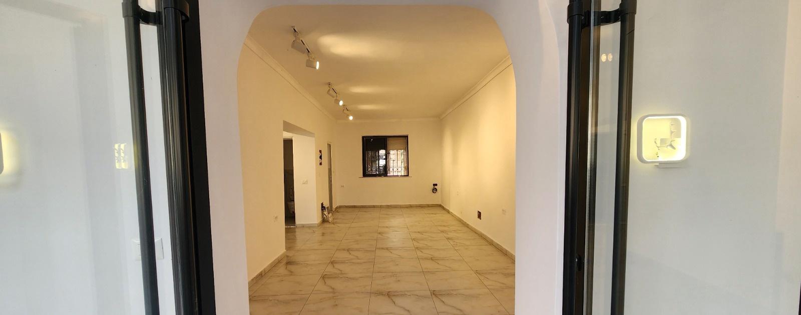 Jepet me qera Ambjent Biznesi ne Xhamllik (ID D825Z-18) – Tiranë - 1