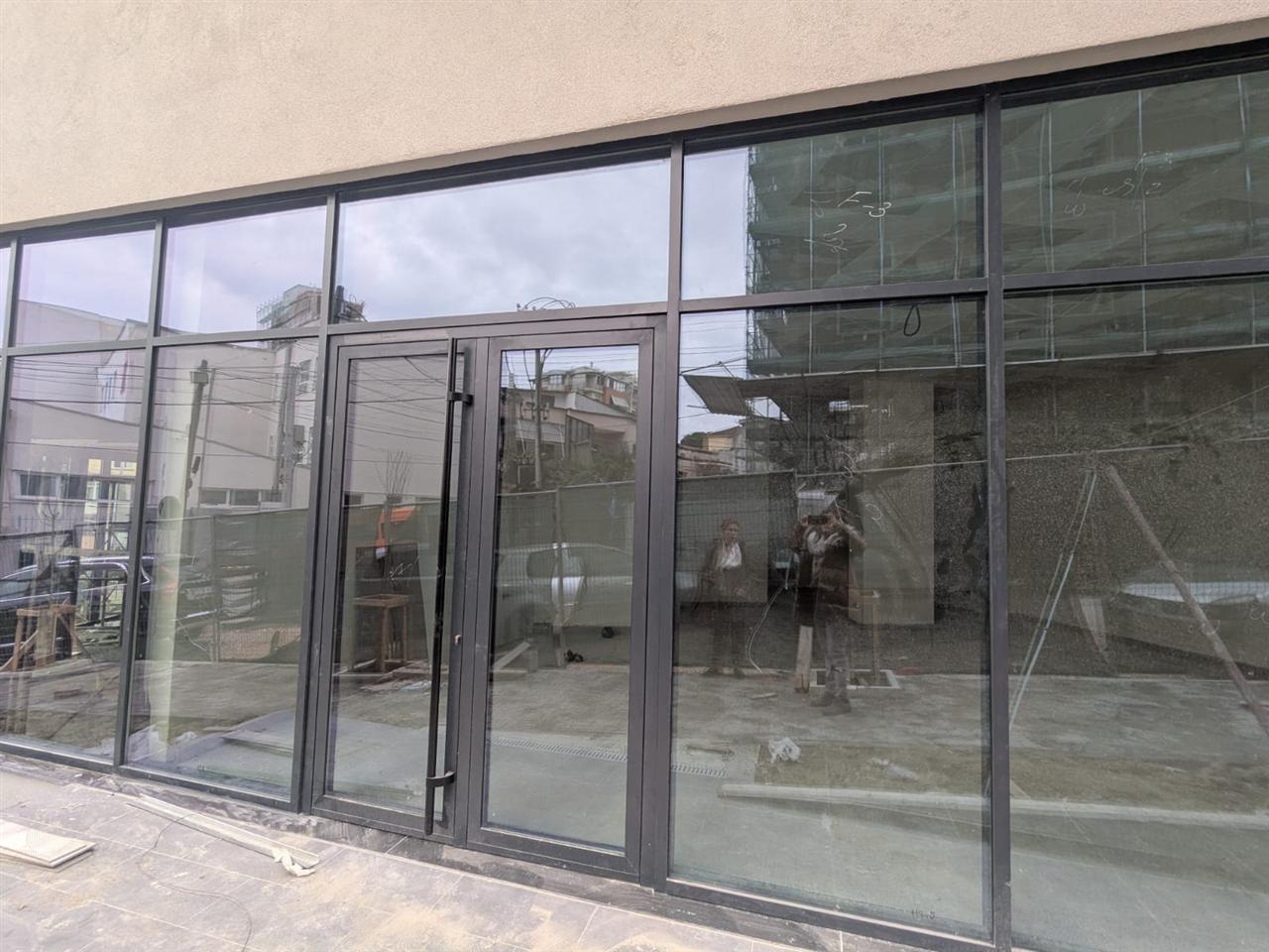 AMBIENT BIZNESI ME QERA 84 M2 RRUGA E ELBASANIT 1.400 EURO – Tiranë