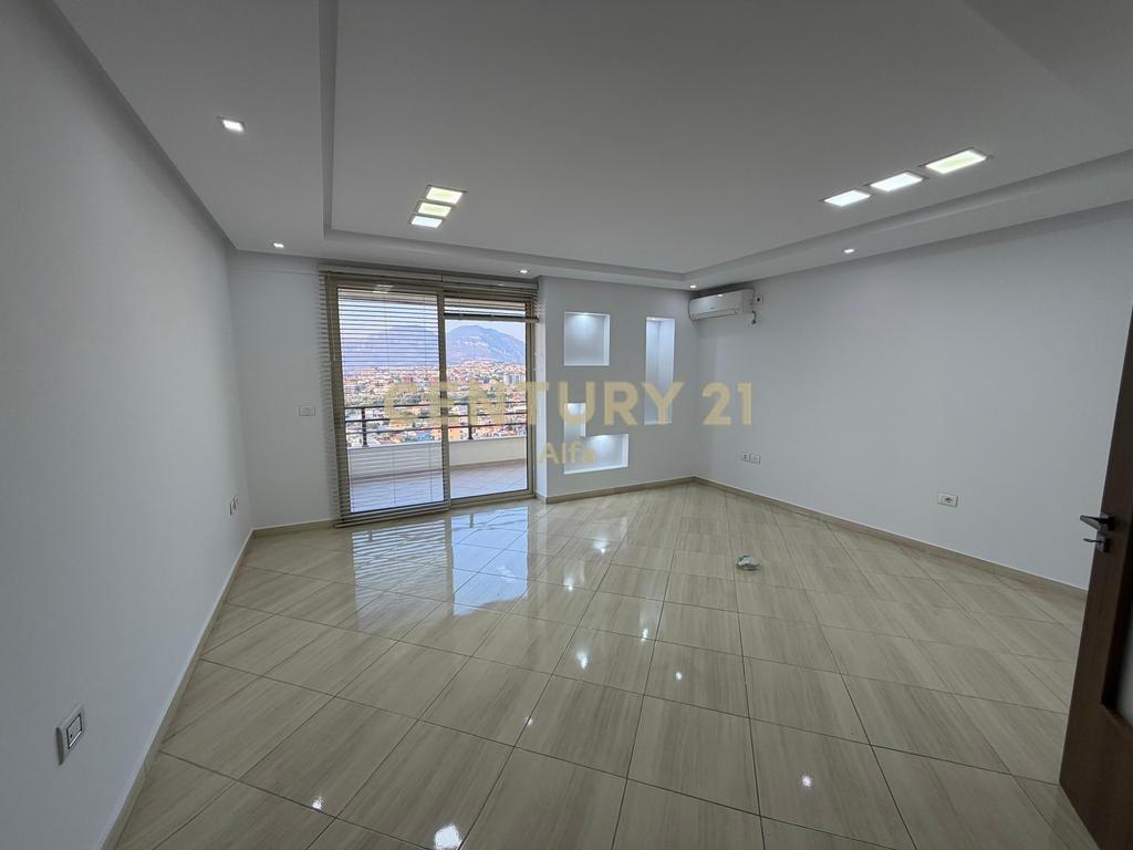 Zyrë me Qira 180 m² | Kati i Fundit | Kompleksi Malajziani – Tiranë - 1