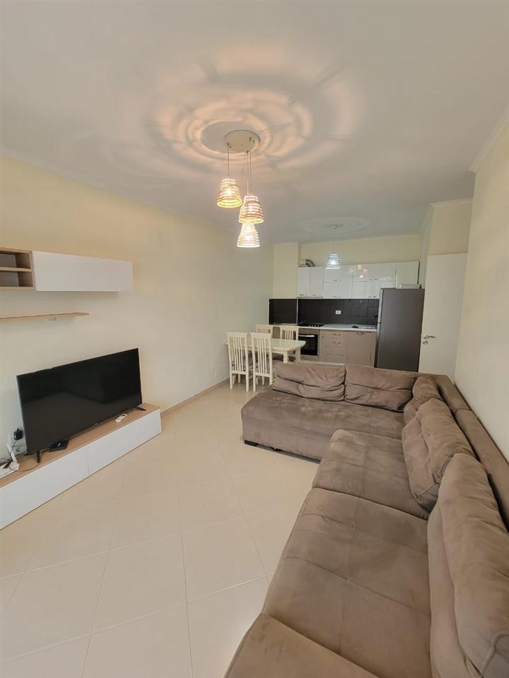 APARTAMENT ME QERA 2+1+POST PARKIM KOMUNA E PARISIT 800 EURO – Tiranë